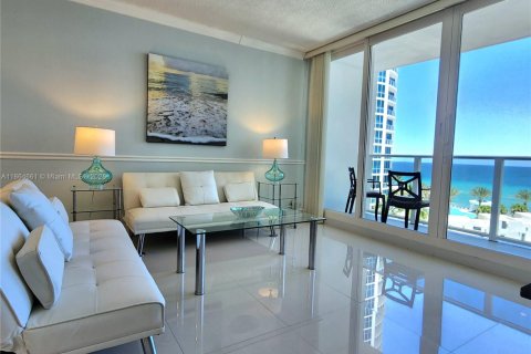 Condominio en alquiler en Hollywood, Florida, 2 dormitorios, 72.46 m2 № 1957509 - foto 6