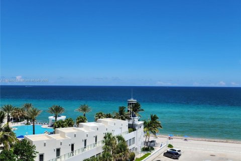 Condominio en alquiler en Hollywood, Florida, 2 dormitorios, 72.46 m2 № 1957509 - foto 3