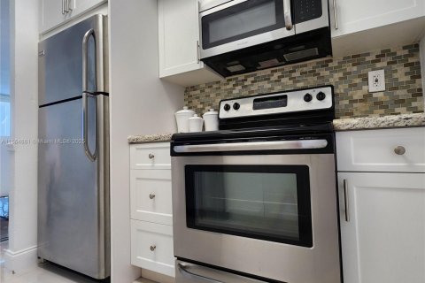 Condominio en alquiler en Hollywood, Florida, 2 dormitorios, 72.46 m2 № 1957509 - foto 13