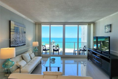 Condominio en alquiler en Hollywood, Florida, 2 dormitorios, 72.46 m2 № 1957509 - foto 5