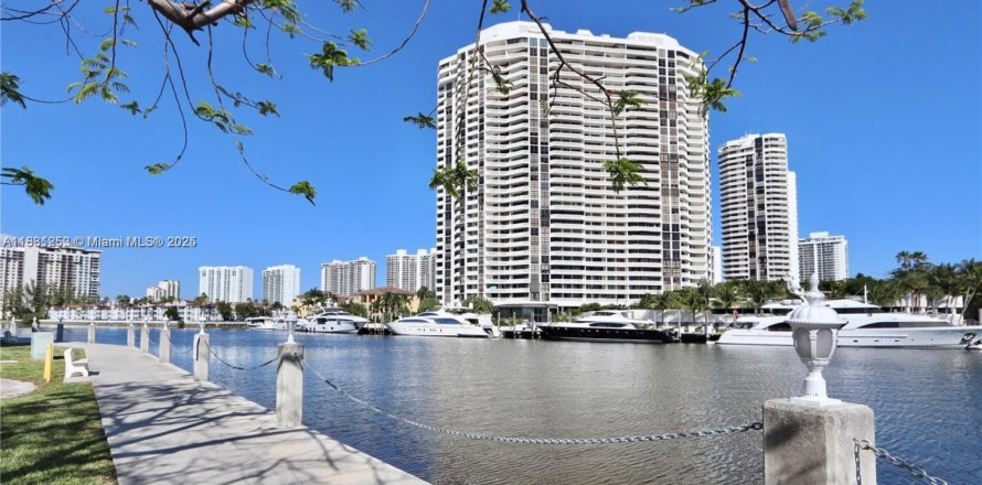 Кондоминиум с 1 спальней в Авентура, Флорида № 1977667