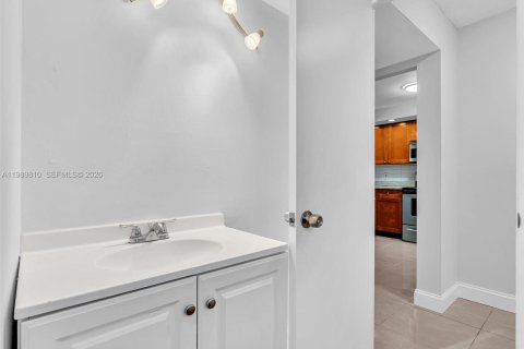 Apartamento en alquiler en Miami, Florida, 2 dormitorios, 98.66 m2 № 2057662 - foto 4