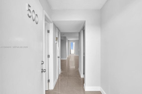 Apartamento en alquiler en Miami, Florida, 2 dormitorios, 98.66 m2 № 2057662 - foto 2