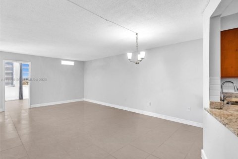 Apartamento en alquiler en Miami, Florida, 2 dormitorios, 98.66 m2 № 2057662 - foto 11