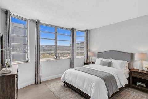 Apartamento en alquiler en Miami, Florida, 2 dormitorios, 98.66 m2 № 2057662 - foto 24