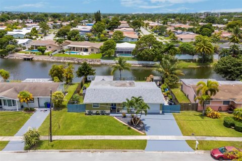 House in Margate, Florida 3 bedrooms, 156.73 sq.m. № 1827455 - photo 30