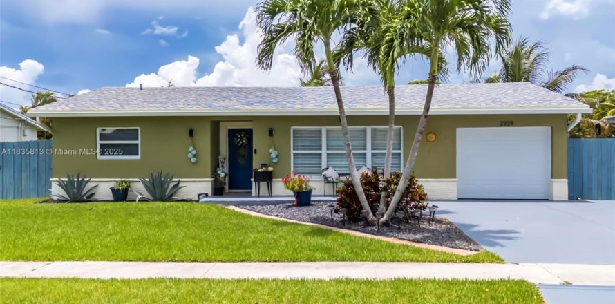 House in Margate, Florida 3 bedrooms, 156.73 sq.m. № 1827455