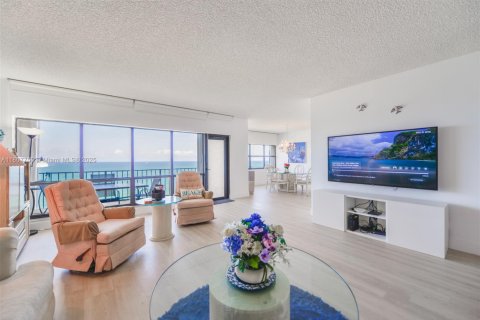 Condo in Lauderdale-by-the-Sea, Florida, 2 bedrooms  № 1874326 - photo 2
