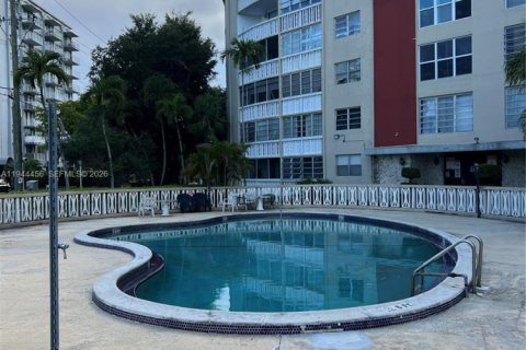 Condo in North Miami, Florida, 1 bedroom  № 2001660 - photo 13