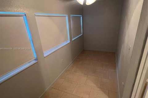 Condo in North Miami, Florida, 1 bedroom  № 2001660 - photo 11