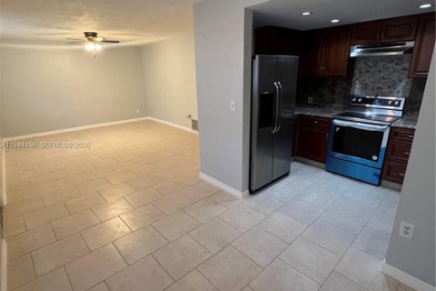 Condo in North Miami, Florida, 1 bedroom  № 2001660 - photo 2