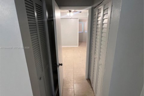 Condo in North Miami, Florida, 1 bedroom  № 2001660 - photo 4