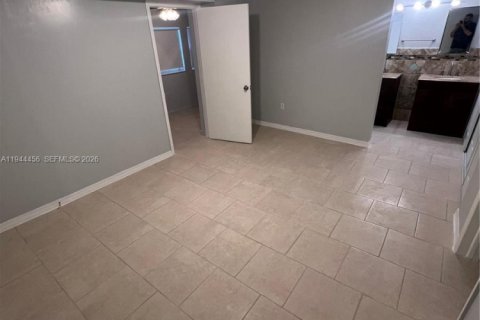 Condo in North Miami, Florida, 1 bedroom  № 2001660 - photo 7