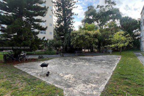 Condo in North Miami, Florida, 1 bedroom  № 2001660 - photo 14