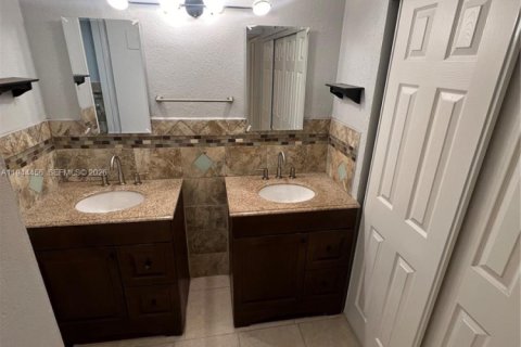 Condo in North Miami, Florida, 1 bedroom  № 2001660 - photo 8