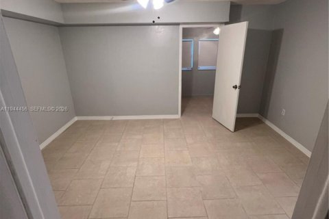 Condo in North Miami, Florida, 1 bedroom  № 2001660 - photo 5