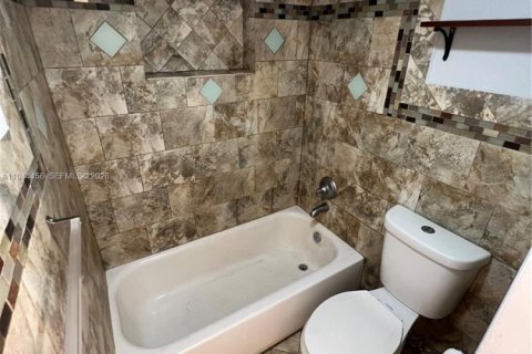 Condo in North Miami, Florida, 1 bedroom  № 2001660 - photo 9
