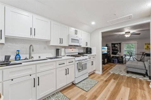 Commercial property in Orlando, Florida 5 bedrooms, 220.64 sq.m. № 2416249 - photo 13