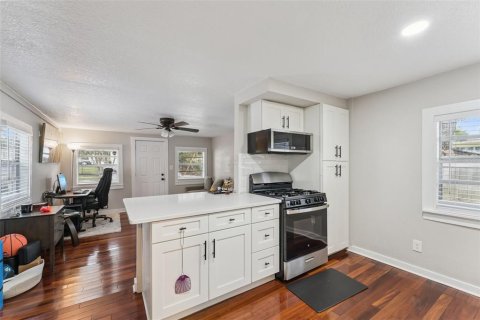 Commercial property in Orlando, Florida 5 bedrooms, 220.64 sq.m. № 2416249 - photo 11