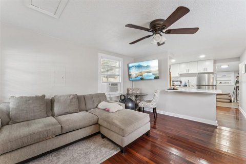 Commercial property in Orlando, Florida 5 bedrooms, 220.64 sq.m. № 2416249 - photo 7