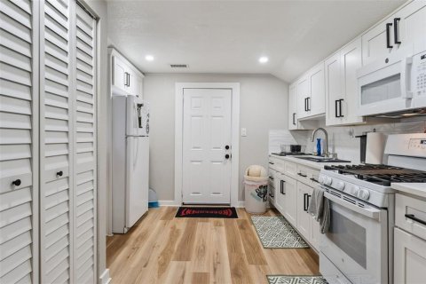 Commercial property in Orlando, Florida 5 bedrooms, 220.64 sq.m. № 2416249 - photo 12