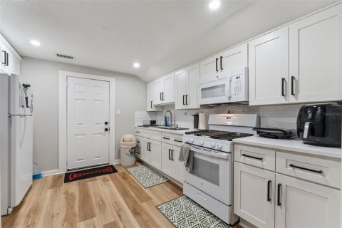 Commercial property in Orlando, Florida 5 bedrooms, 220.64 sq.m. № 2416249 - photo 14