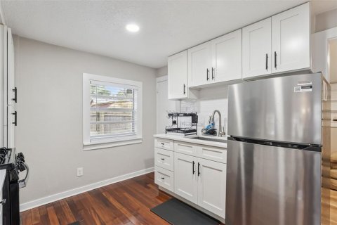Commercial property in Orlando, Florida 5 bedrooms, 220.64 sq.m. № 2416249 - photo 10
