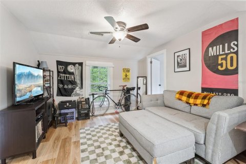 Commercial property in Orlando, Florida 5 bedrooms, 220.64 sq.m. № 2416249 - photo 16