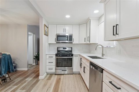 Commercial property in Orlando, Florida 5 bedrooms, 220.64 sq.m. № 2416249 - photo 28