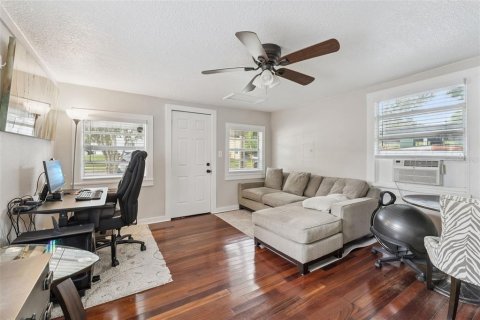 Commercial property in Orlando, Florida 5 bedrooms, 220.64 sq.m. № 2416249 - photo 6