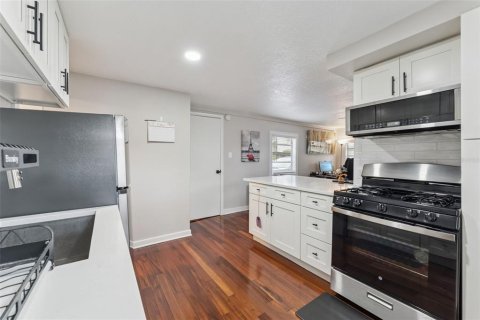 Commercial property in Orlando, Florida 5 bedrooms, 220.64 sq.m. № 2416249 - photo 9