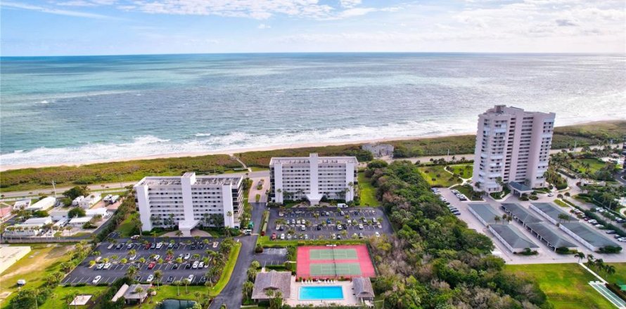 Condominio en Hutchinson Island South, Florida, 2 dormitorios № 1735295