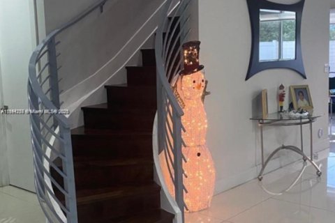 Casa en venta en Doral, Florida, 5 dormitorios, 305.83 m2 № 1946089 - foto 5