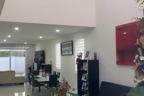 Casa en venta en Doral, Florida, 5 dormitorios, 305.83 m2 № 1946089 - foto 2