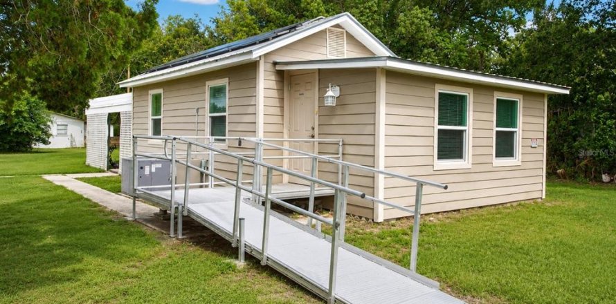 House in Zephyrhills, Florida 2 bedrooms, 68.28 sq.m. № 2230020