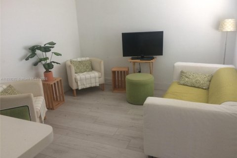 Снять в аренду кондоминиум в Корал-Гейблс, Флорида 1 спальня, 38.09м2, № 1827482 - фото 5