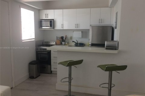 Снять в аренду кондоминиум в Корал-Гейблс, Флорида 1 спальня, 38.09м2, № 1827482 - фото 6