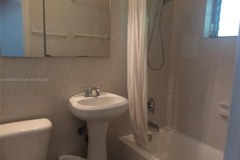 Снять в аренду кондоминиум в Корал-Гейблс, Флорида 1 спальня, 38.09м2, № 1827482 - фото 2