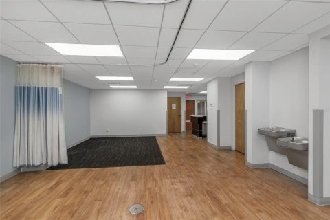 Propiedad comercial en alquiler en Temple Terrace, Florida, 1618.45 m2 № 1688271 - foto 30