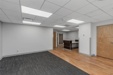 Propiedad comercial en alquiler en Temple Terrace, Florida, 1618.45 m2 № 1688271 - foto 25