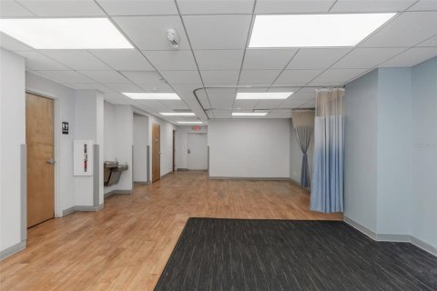 Propiedad comercial en alquiler en Temple Terrace, Florida, 1618.45 m2 № 1688271 - foto 23