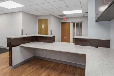 Propiedad comercial en alquiler en Temple Terrace, Florida, 1618.45 m2 № 1688271 - foto 19