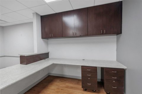 Propiedad comercial en alquiler en Temple Terrace, Florida, 1618.45 m2 № 1688271 - foto 18