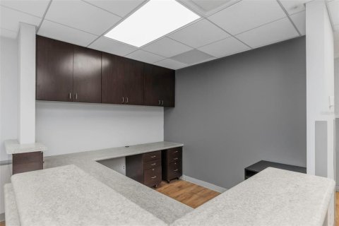 Propiedad comercial en alquiler en Temple Terrace, Florida, 1618.45 m2 № 1688271 - foto 16
