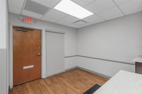 Propiedad comercial en alquiler en Temple Terrace, Florida, 1618.45 m2 № 1688271 - foto 12