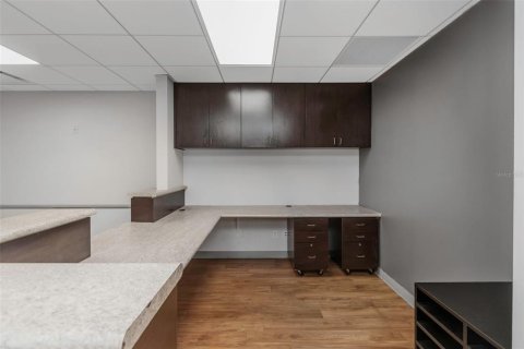 Propiedad comercial en alquiler en Temple Terrace, Florida, 1618.45 m2 № 1688271 - foto 17