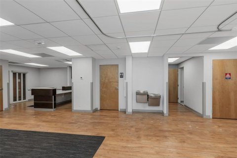 Propiedad comercial en alquiler en Temple Terrace, Florida, 1618.45 m2 № 1688271 - foto 26