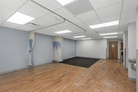 Propiedad comercial en alquiler en Temple Terrace, Florida, 1618.45 m2 № 1688271 - foto 29