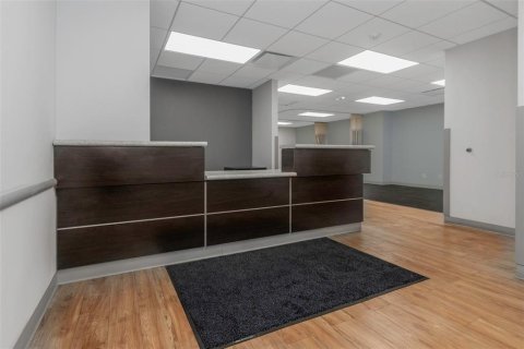 Propiedad comercial en alquiler en Temple Terrace, Florida, 1618.45 m2 № 1688271 - foto 9