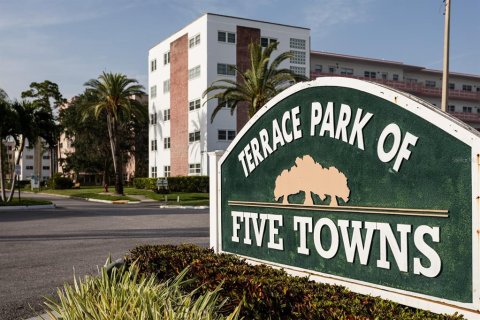 Condo in Saint Petersburg, Florida, 2 bedrooms  № 2101357 - photo 2
